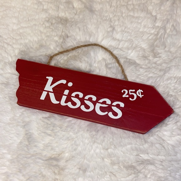 Kisses Wall Decor - Picture 3 of 9